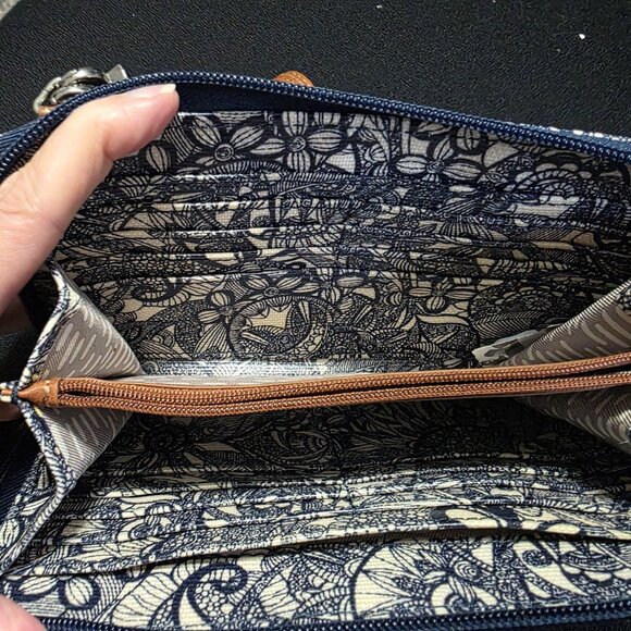 Saksroots wristlet with crossbody strap EUC - Picture 4 of 4